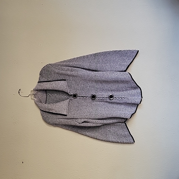 sweater white and black functional buttons missing tag - Picture 2 of 15